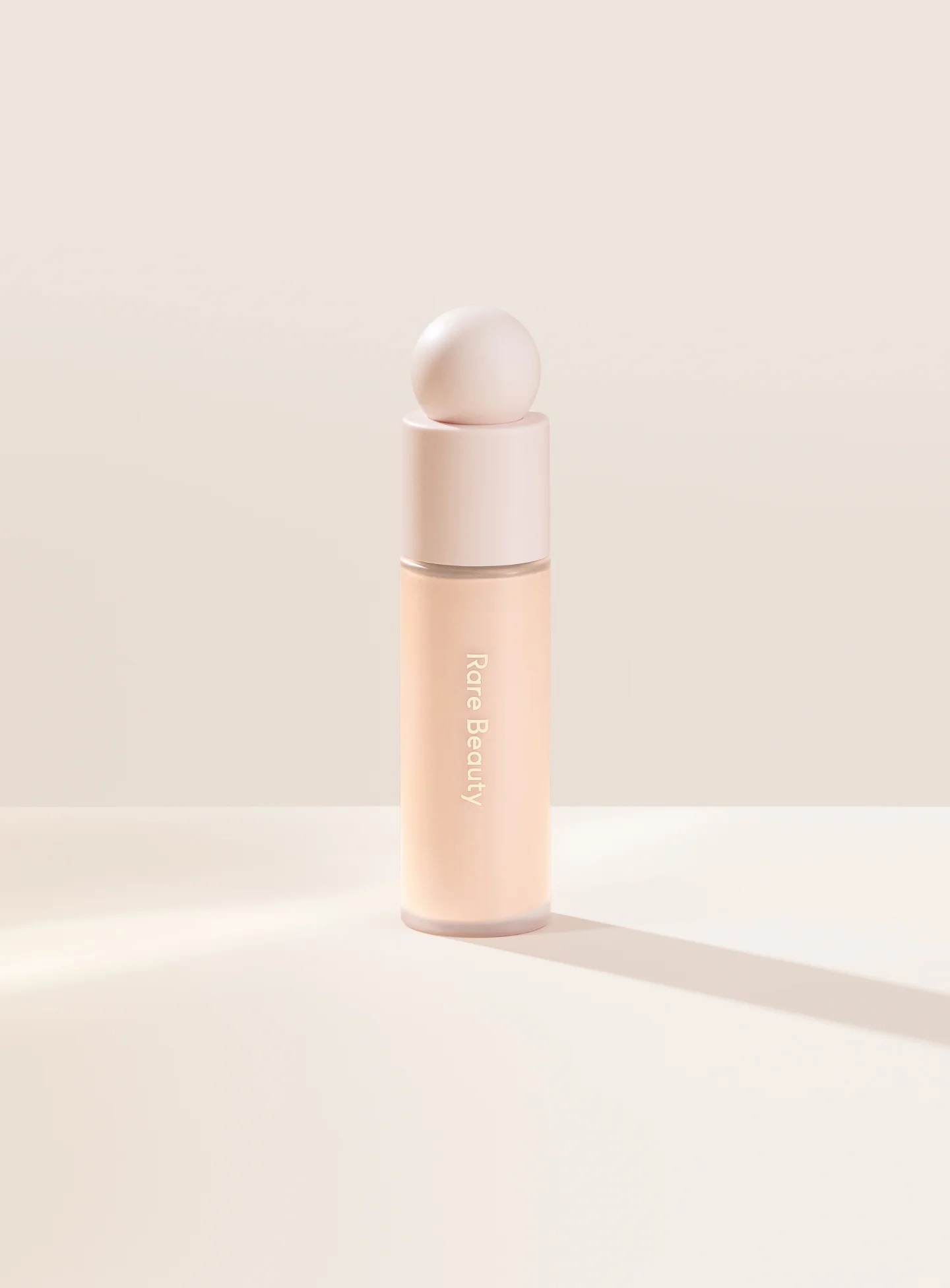 Rare Beauty Liquid Touch Weightless Foundation — foto 2