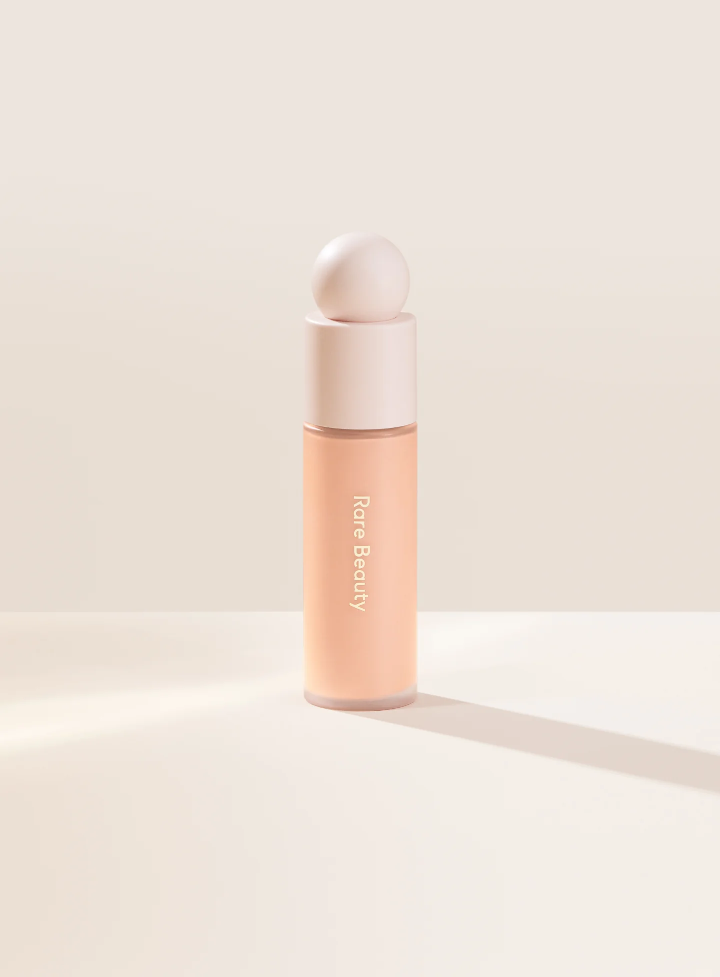 Rare Beauty Liquid Touch Weightless Foundation — foto 5