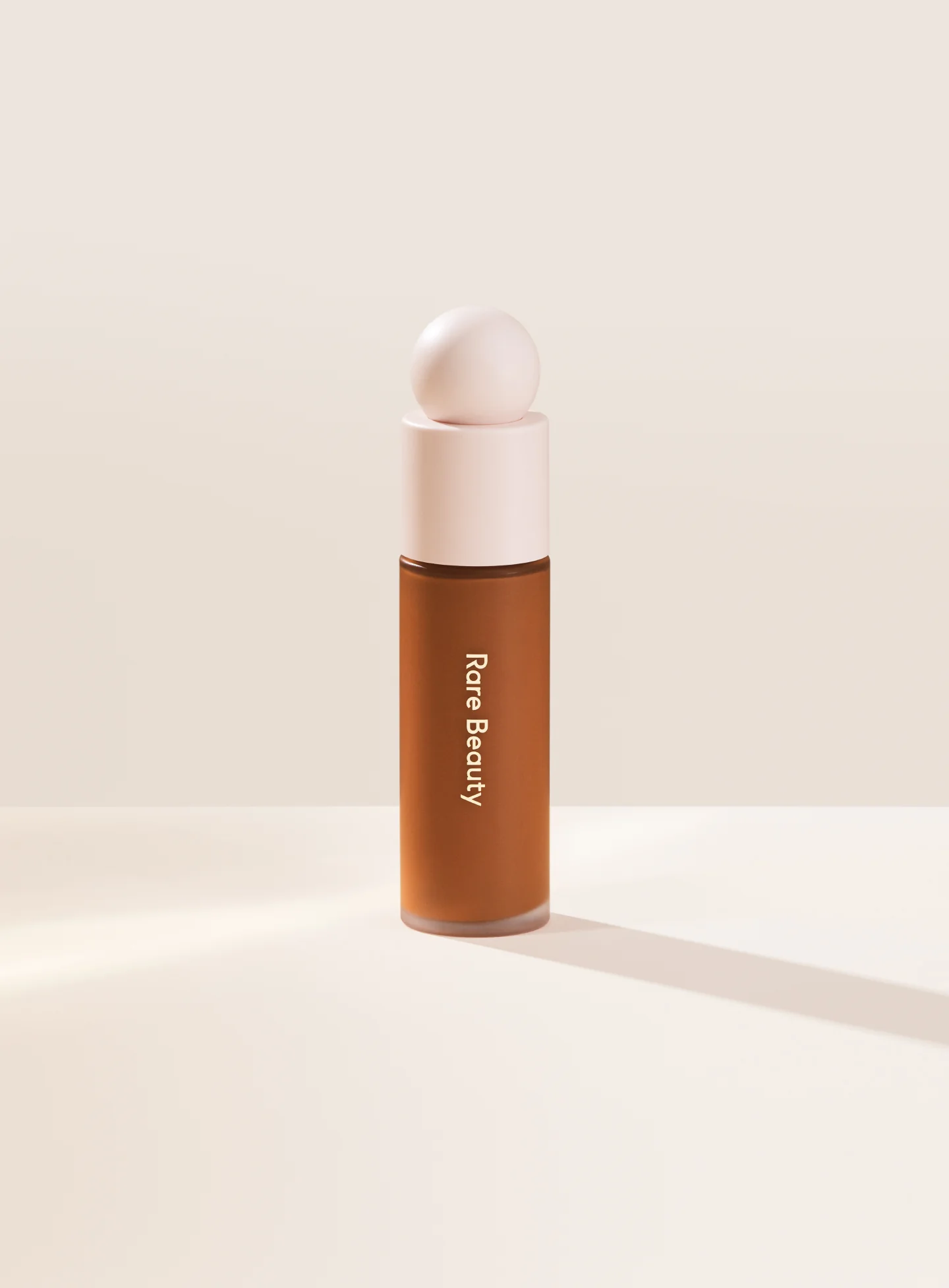 Rare Beauty Liquid Touch Weightless Foundation — foto 10