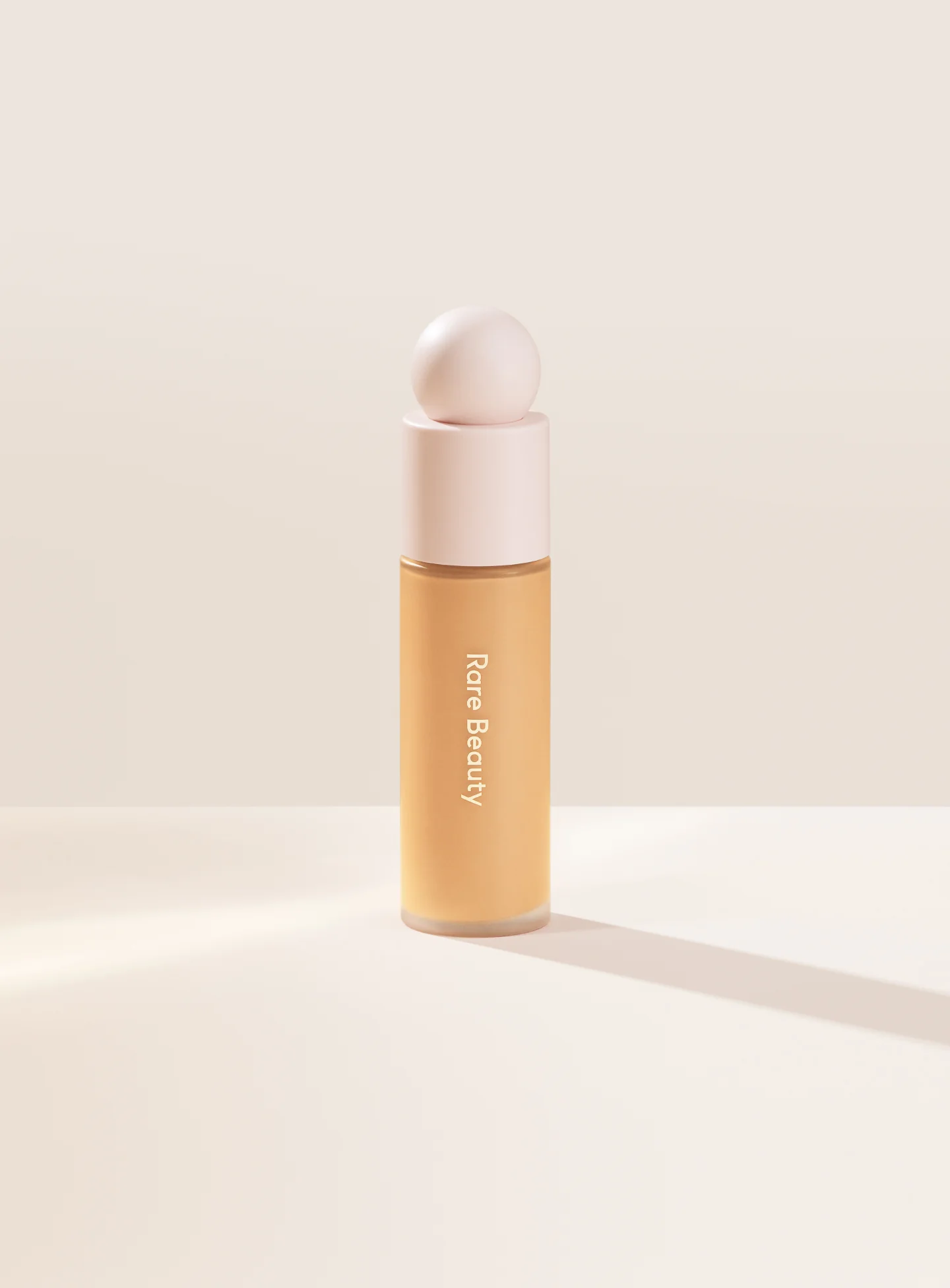 Rare Beauty Liquid Touch Weightless Foundation — foto 8