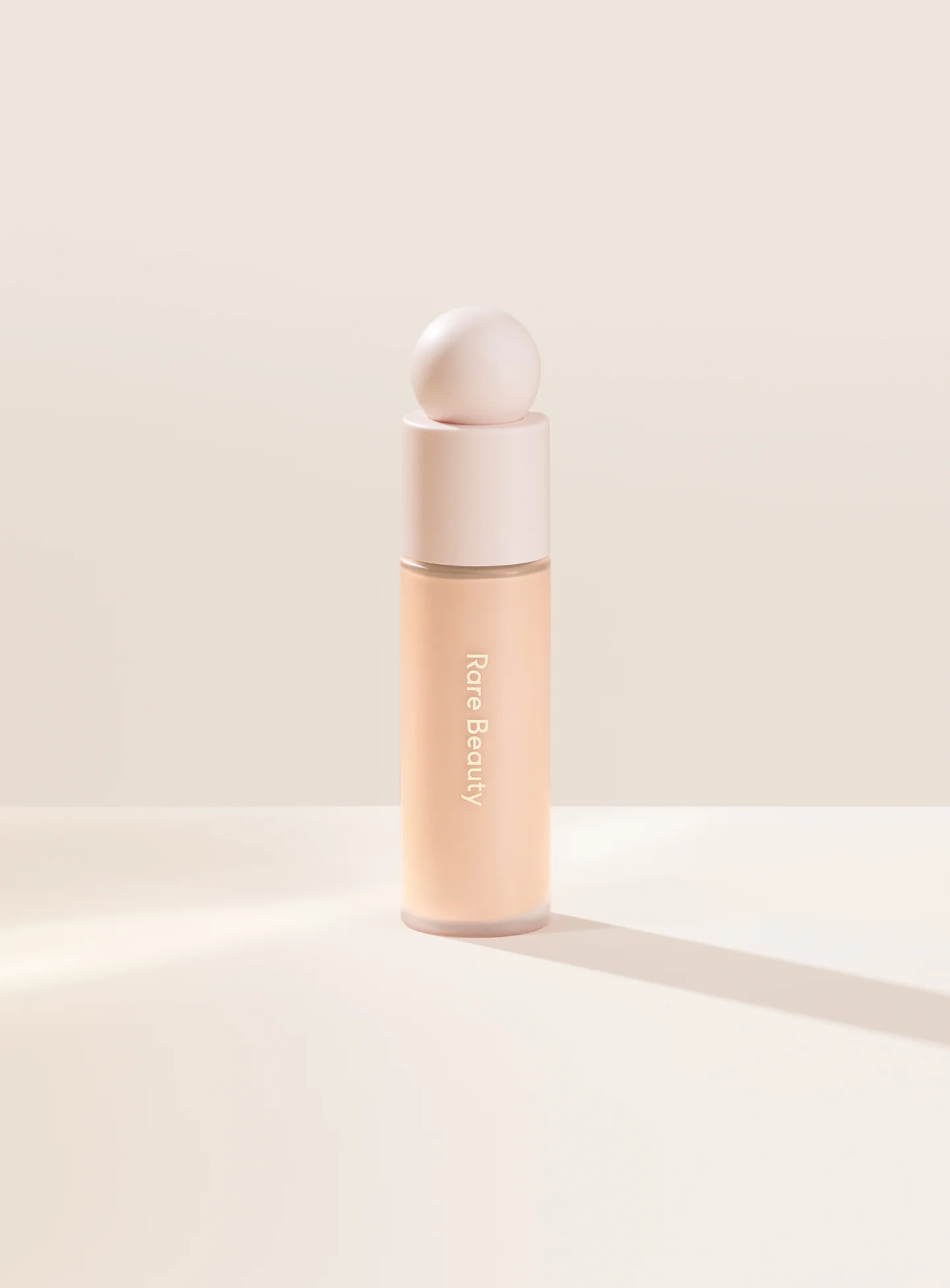Rare Beauty Liquid Touch Weightless Foundation — foto 3