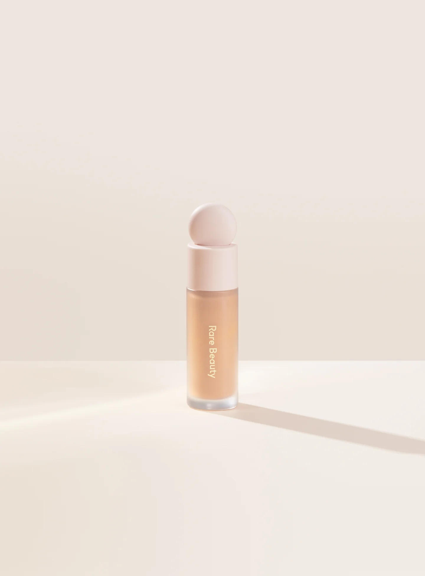 Rare Beauty Liquid Touch Brightening Concealer — foto 9