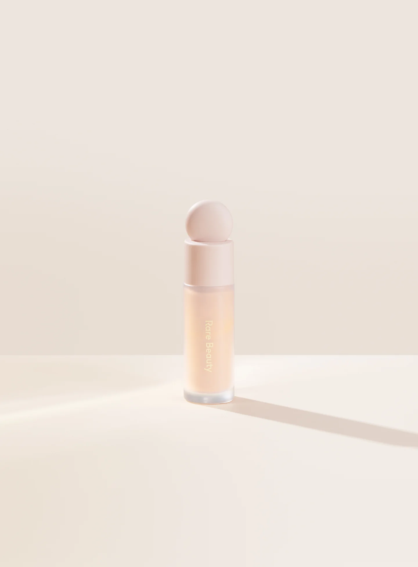 Rare Beauty Liquid Touch Brightening Concealer — foto 2
