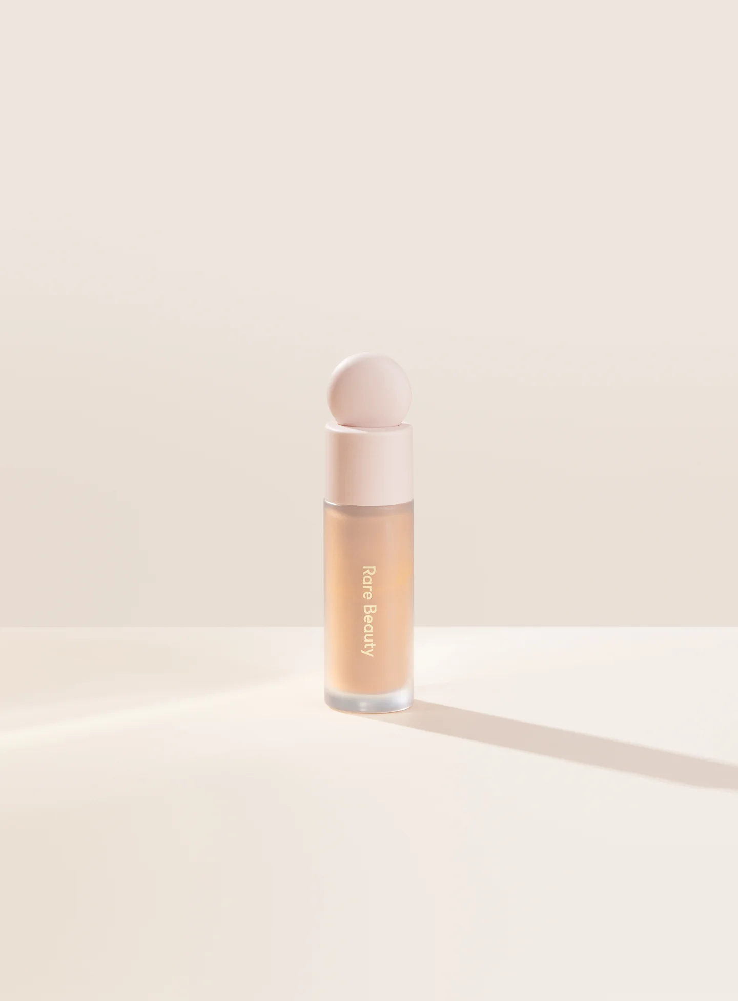 Rare Beauty Liquid Touch Brightening Concealer — foto 4