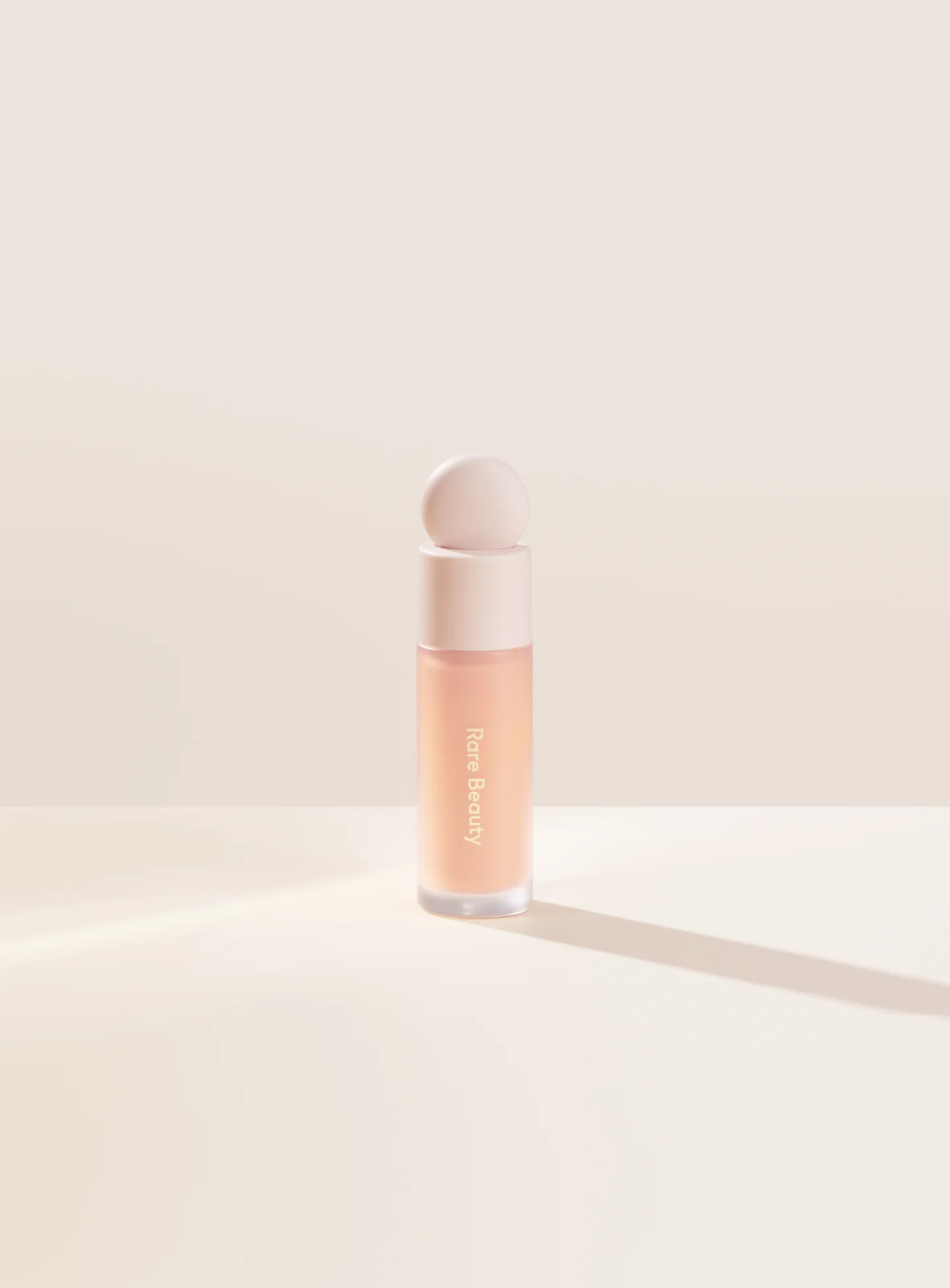 Rare Beauty Liquid Touch Brightening Concealer — foto 6