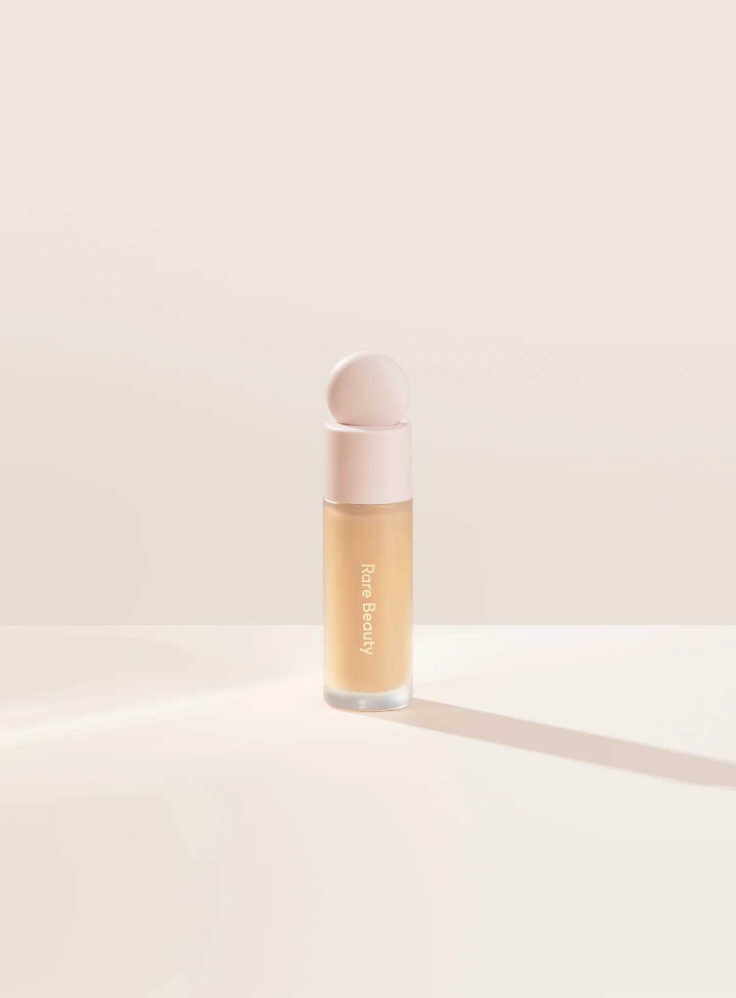 Rare Beauty Liquid Touch Brightening Concealer — foto 10