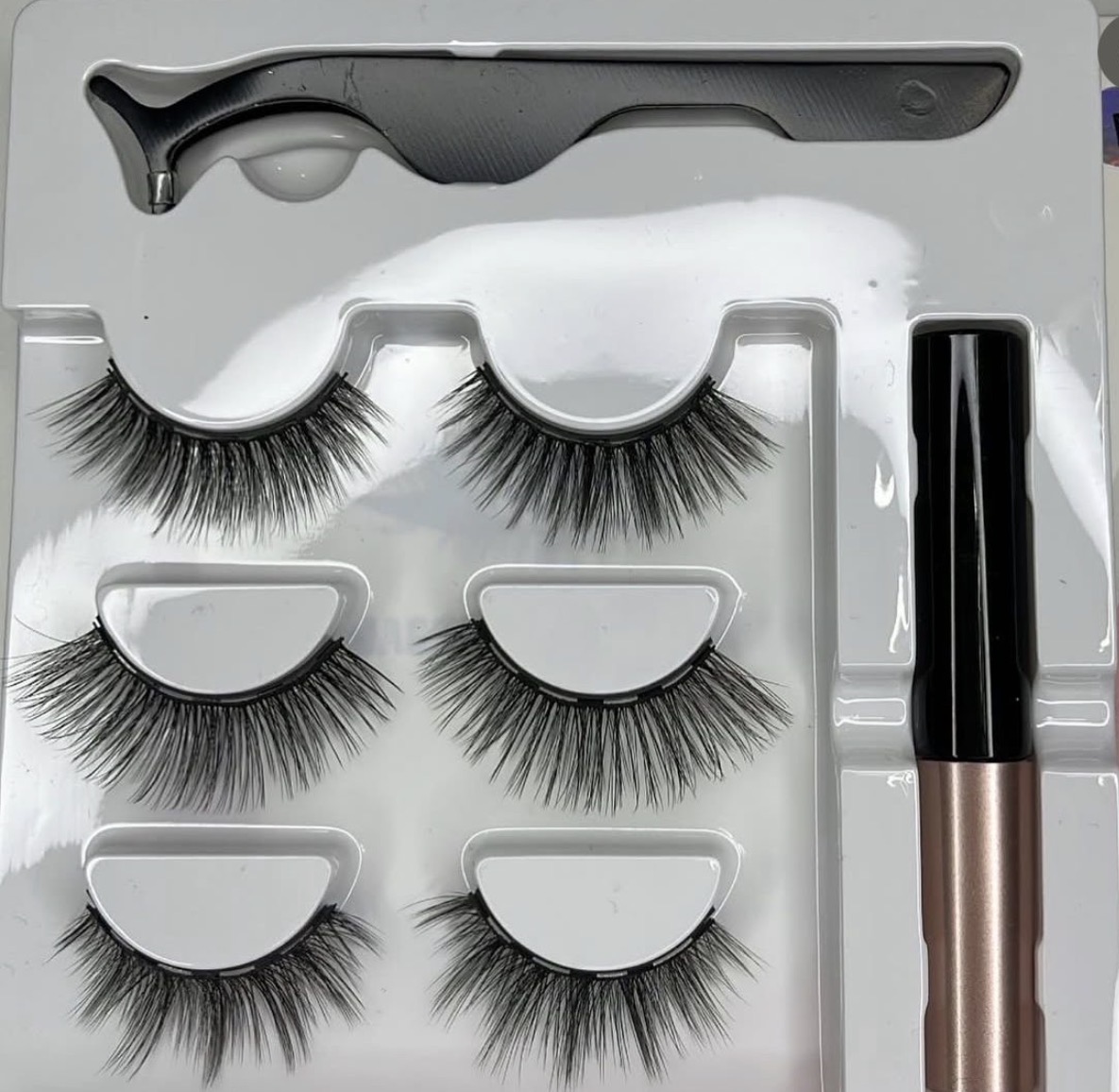 Set Qerpikësh Magnetikë me Eyeliner dhe Aplikues